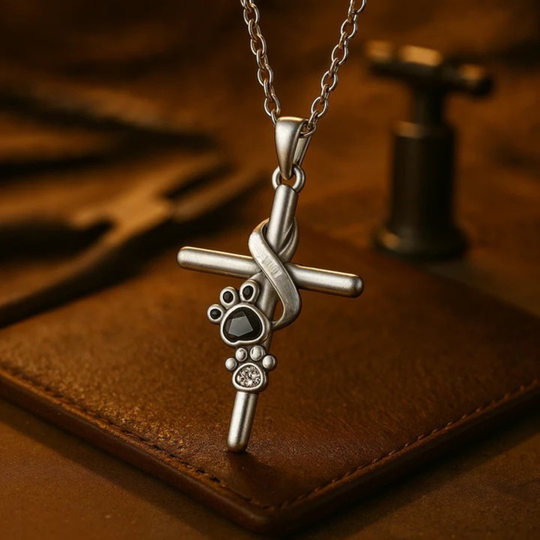 Collier en argent avec croix et empreinte de patte
