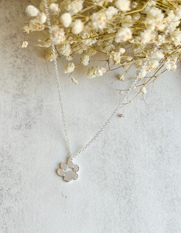 Collier élégant en argent avec empreinte de patte
