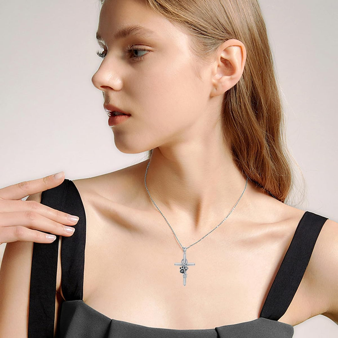 Collier en argent avec croix et empreinte de patte