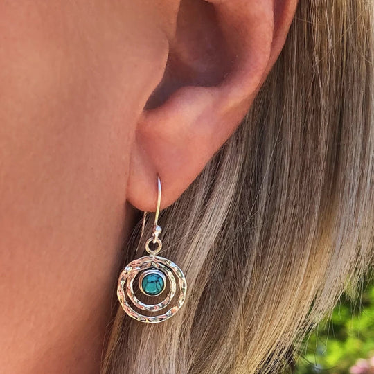 Emma – Boucles d'oreilles boho motif Saturne et pierre turquoise