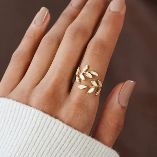 Milly – Bague ajustable motif feuille avec opale