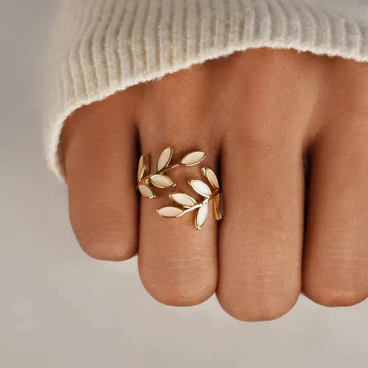 Milly – Bague ajustable motif feuille avec opale