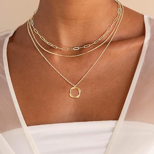 Nina – Collier vintage avec plaque dorée et pendentif