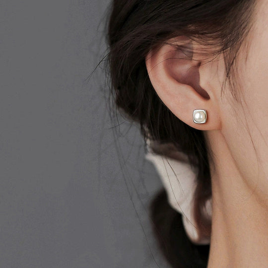 Boucles d'oreilles délicates avec perle d'eau douce, métal argenté