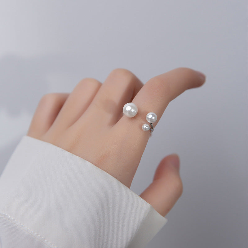 Bague ajustable à trois perles d'eau douce
