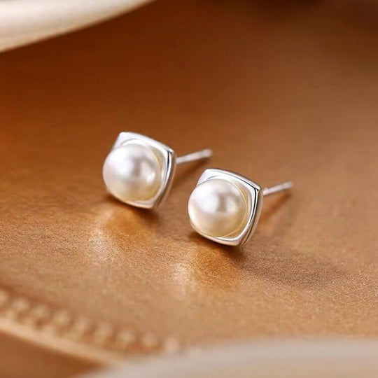 Boucles d'oreilles délicates avec perle d'eau douce, métal argenté