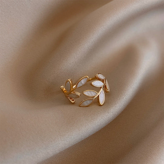 Milly – Bague ajustable motif feuille avec opale