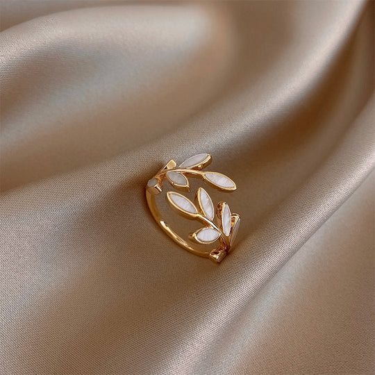 Milly – Bague ajustable motif feuille avec opale