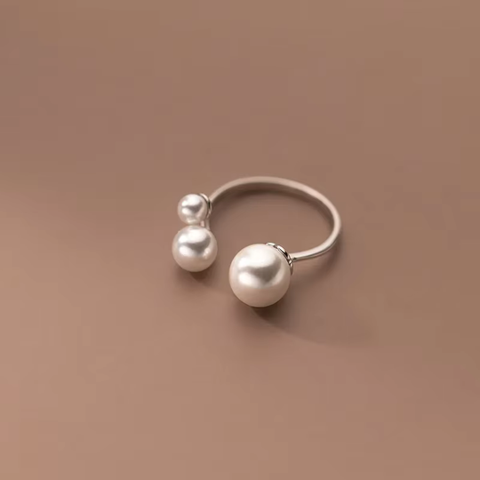 Bague ajustable à trois perles d'eau douce