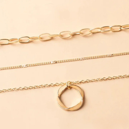 Nina – Collier vintage avec plaque dorée et pendentif