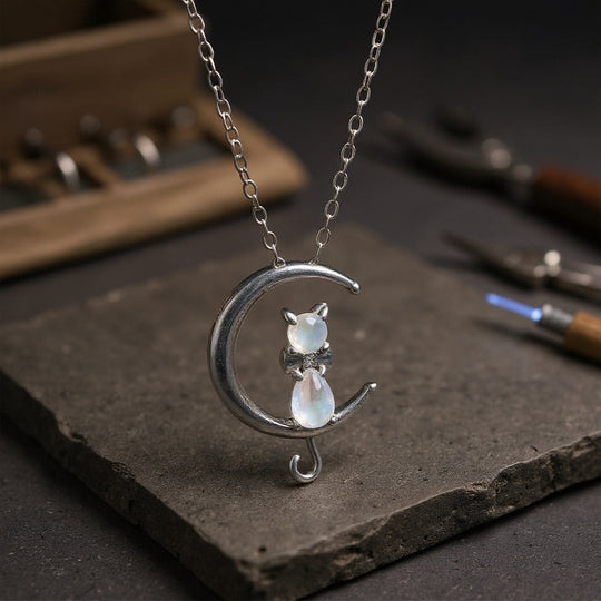 Collier avec petit chat et pierre de lune