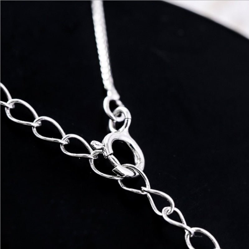 Collier élégant avec chat et demi-lune