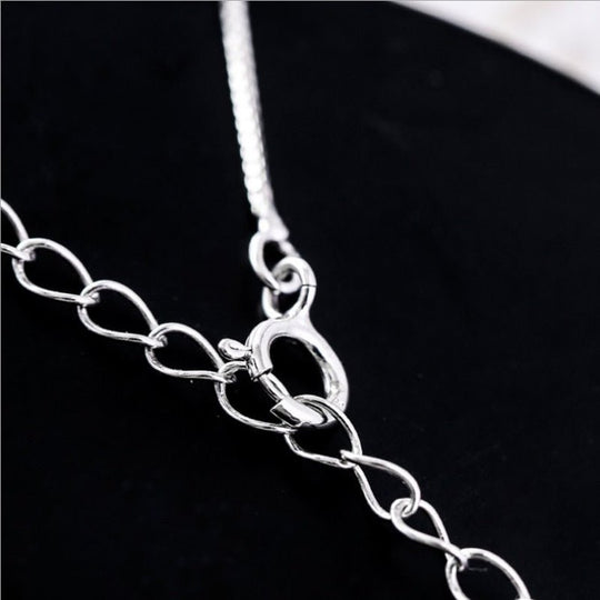 Collier élégant avec chat et demi-lune