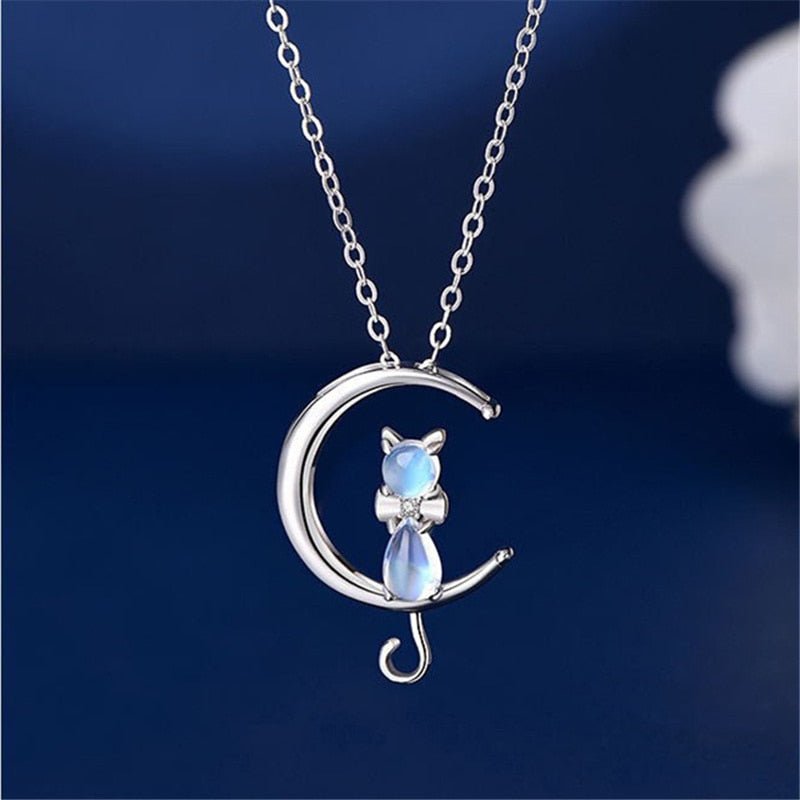 Collier avec petit chat et pierre de lune