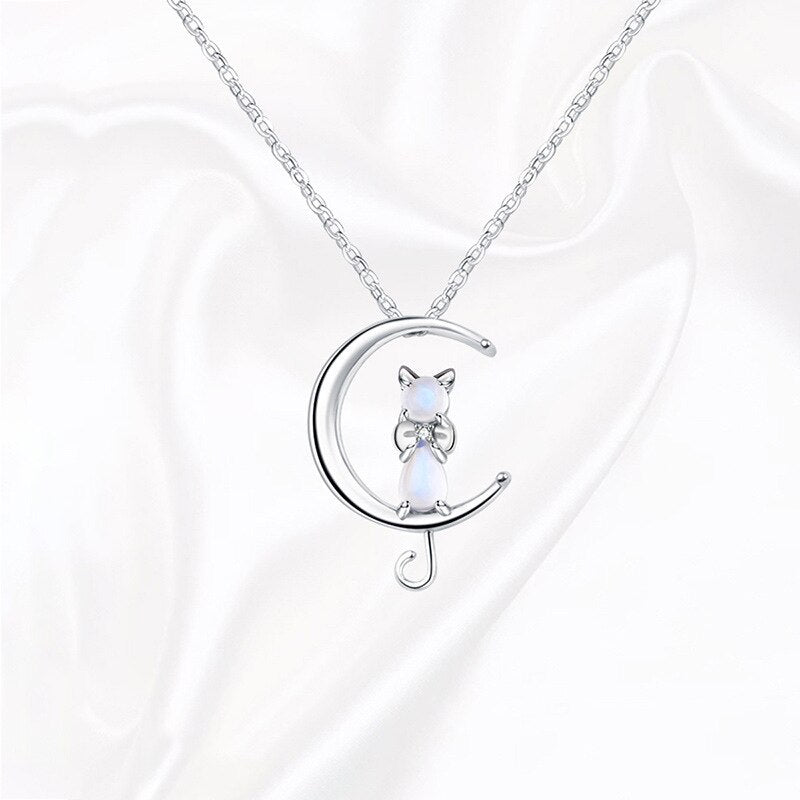 Collier avec petit chat et pierre de lune